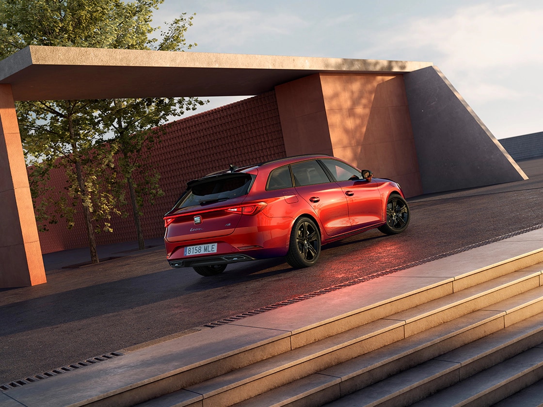 Widok od tyłu na SEATa Leona w kolorze Velvet Red
