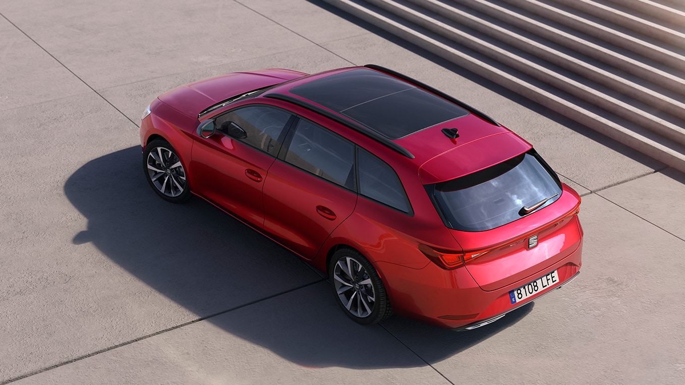Ujęcie z lotu ptaka SEAT-a Leon Sportstourer zaparkowanego na zewnątrz w pełnym słońcu, ze schodami w tle.