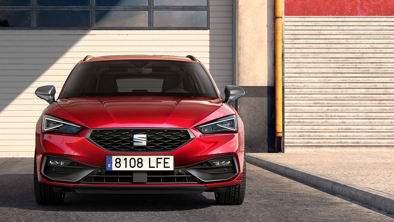 Zbliżenie przedniej osłony chłodnicy modelu seat leon w kolorze desire red.