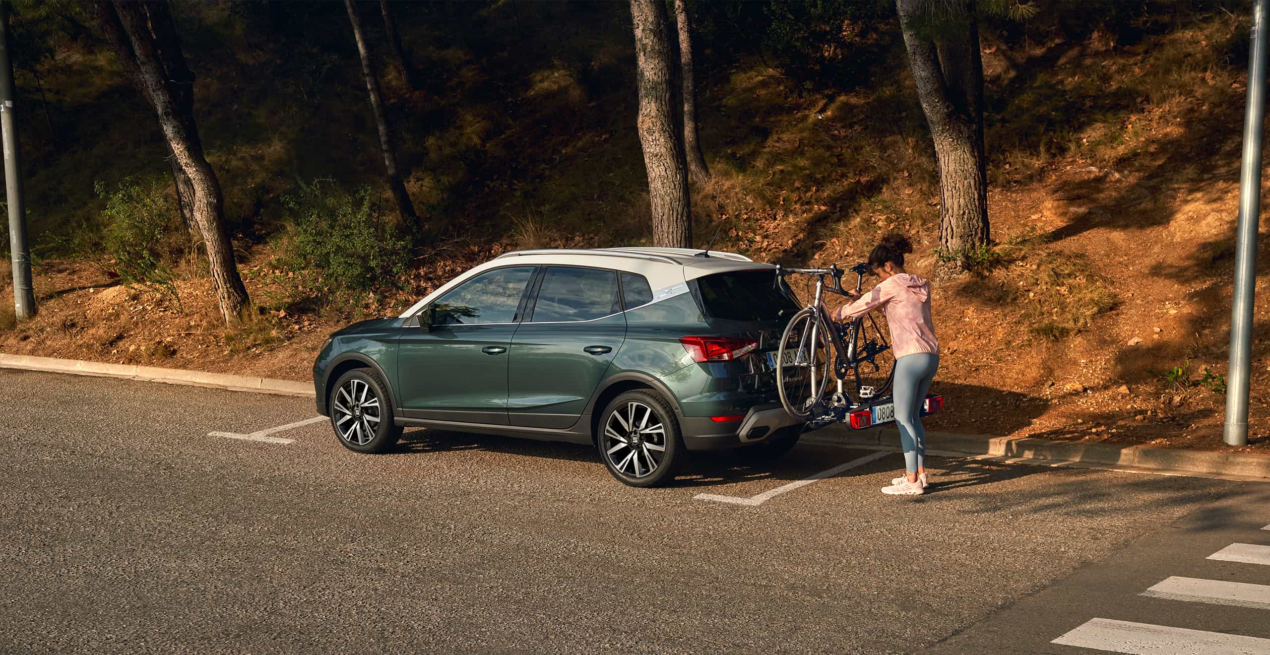 seat arona w kolorze dark camouflage z bagażnikiem na rowery