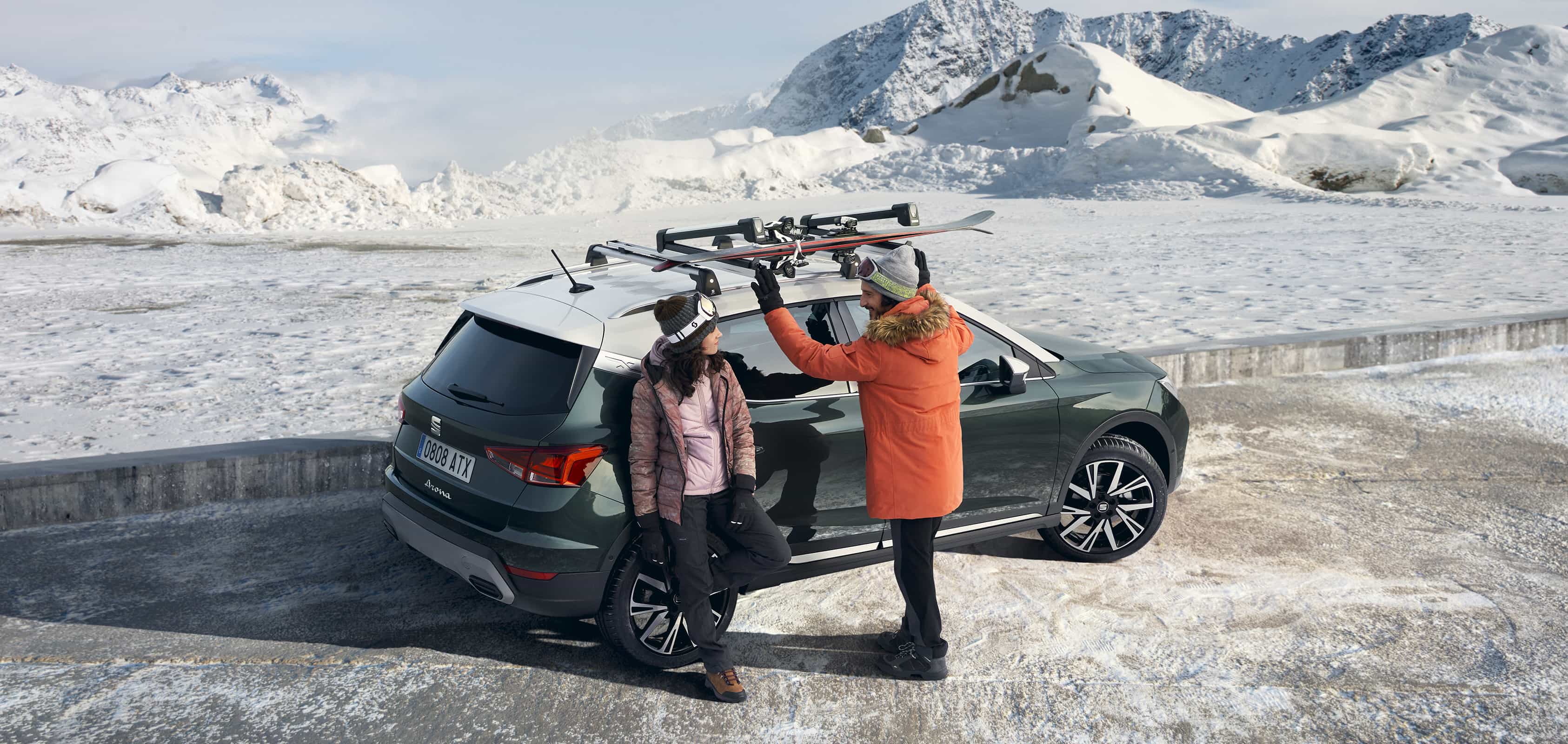 seat arona w kolorze dark camouflage z bagażnikiem dachowym