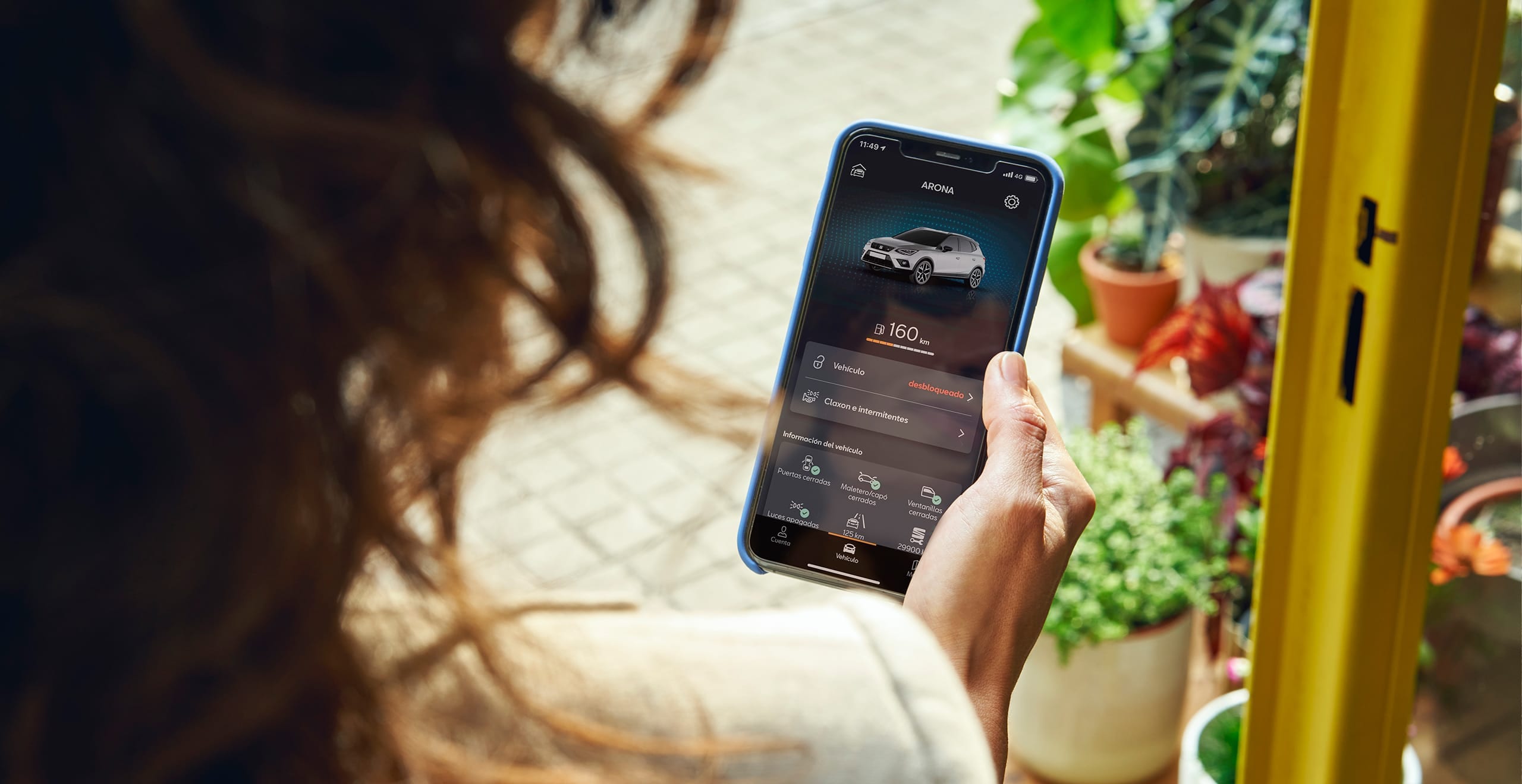 kobieta trzyma smartfon z włączoną aplikacją SEAT CONNECT
