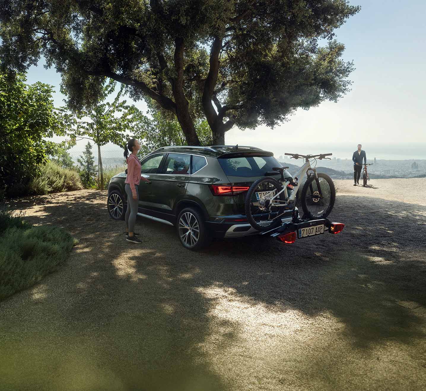 suv seat ateca xperience z bagażnikiem rowerowym na hak, widok tylny suv seat ateca xperience z bagażnikiem rowerowym na hak, widok tylny