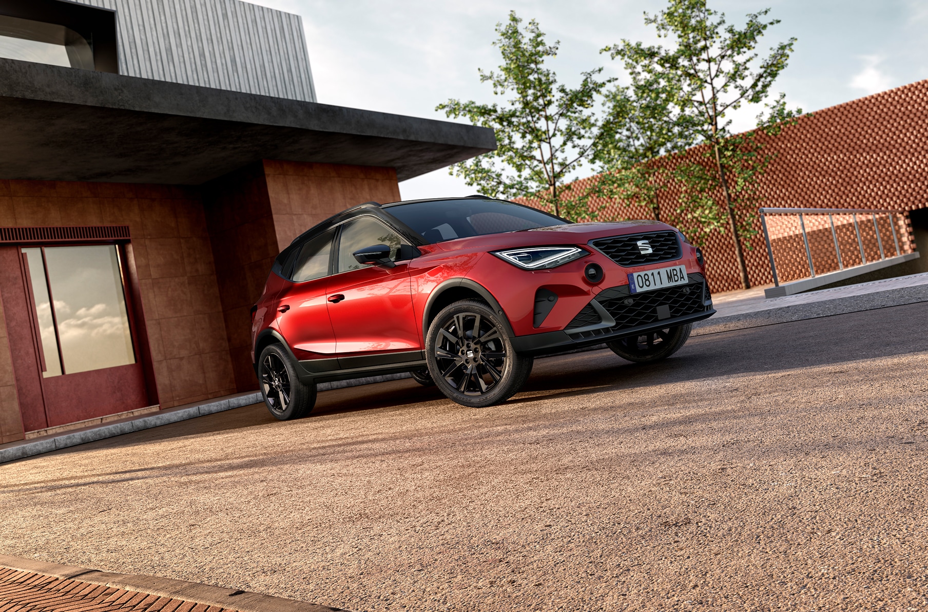 nowy seat arona black edition w kolorze desire red, z 18-calowymi czarnymi felgami cosmo, czarnymi progami bocznymi, czarnymi relingami dachowymi i szarymi otworami wentylacyjnymi.