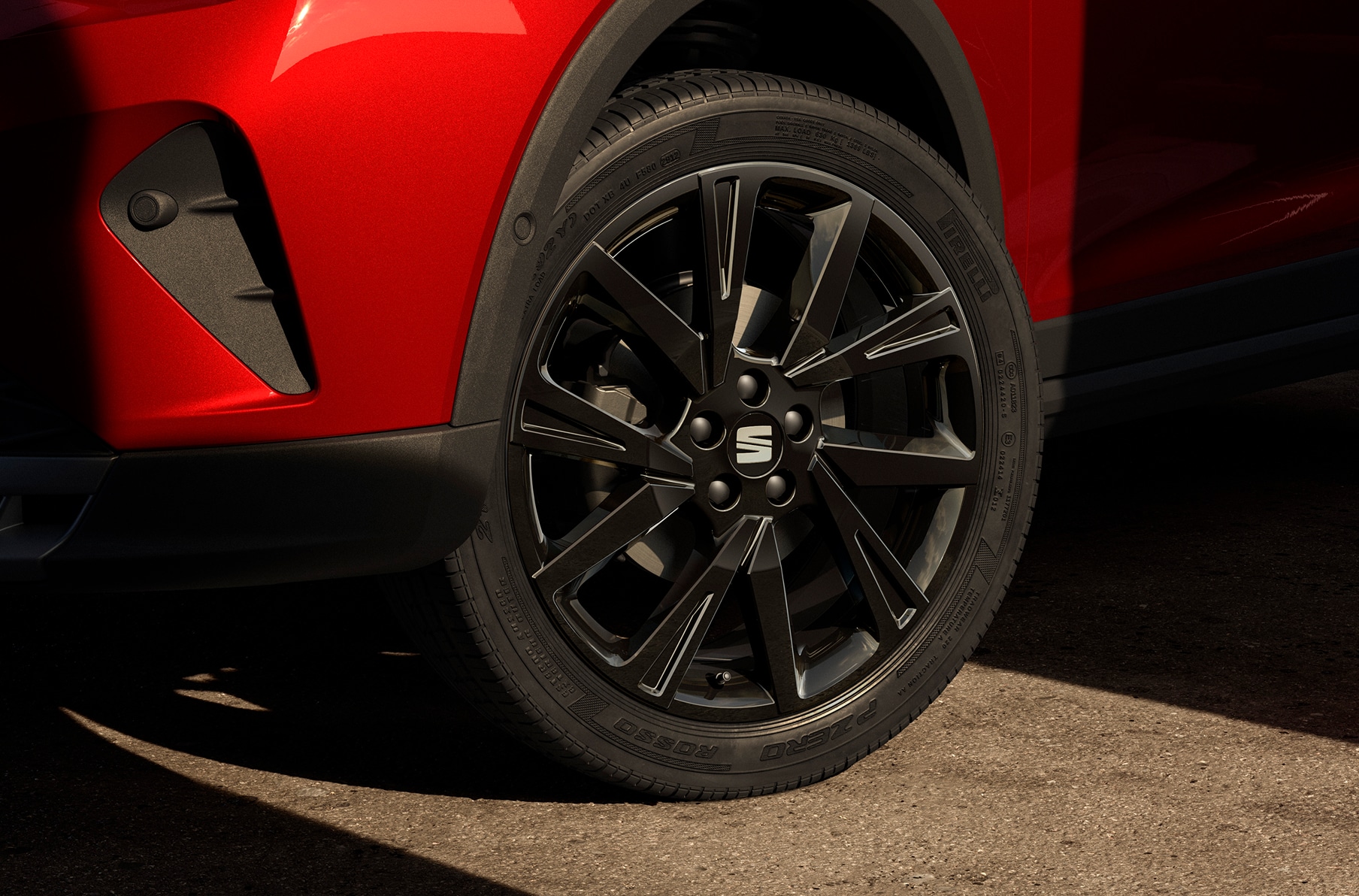 Seat arona fr w kolorze desire red, black edition, 18-calowe felgi aluminiowe, widok  z bliska na przednie światła