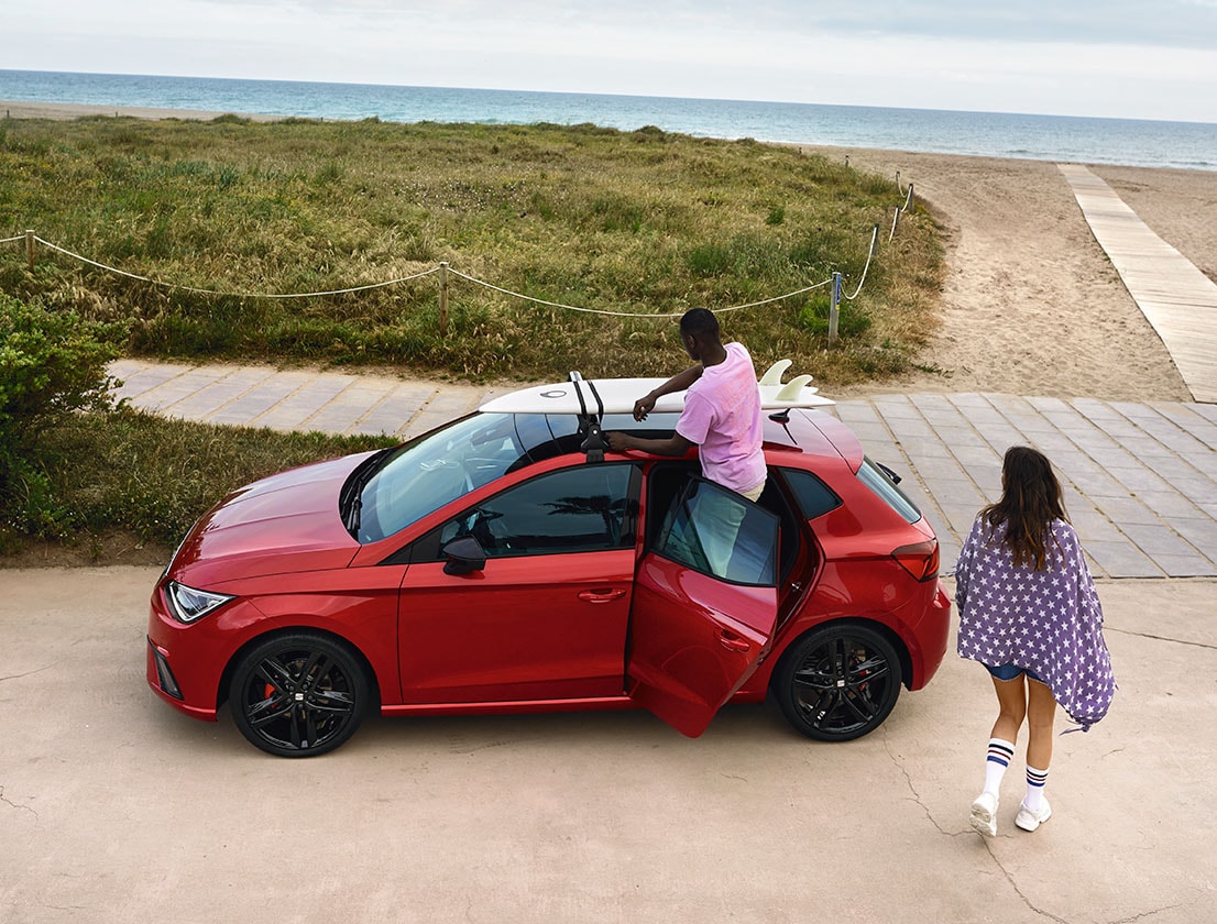 man installing surf rack seat ibiza desire red colour