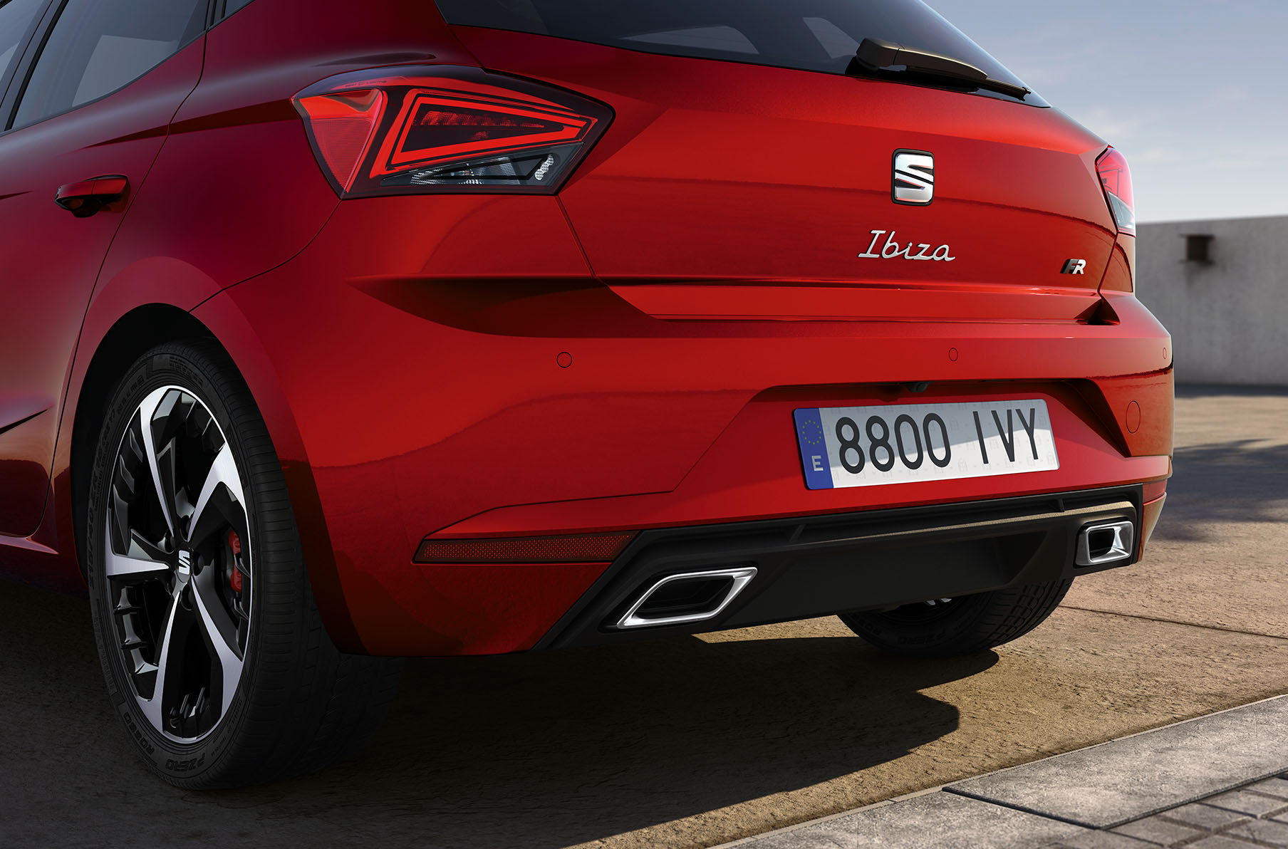 seat ibiza 2024 Double sortie d'échappement stylisée.