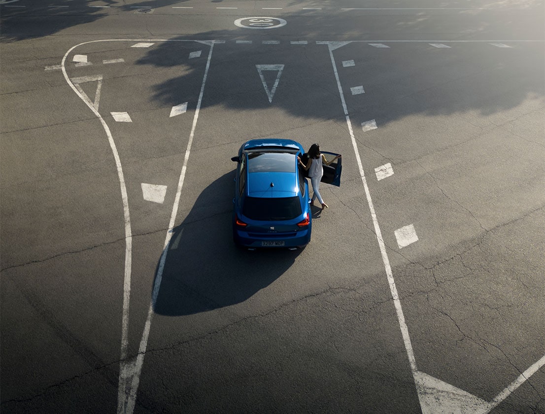 dziewczyna w mieście i seat ibiza fr w kolorze sapphire blue