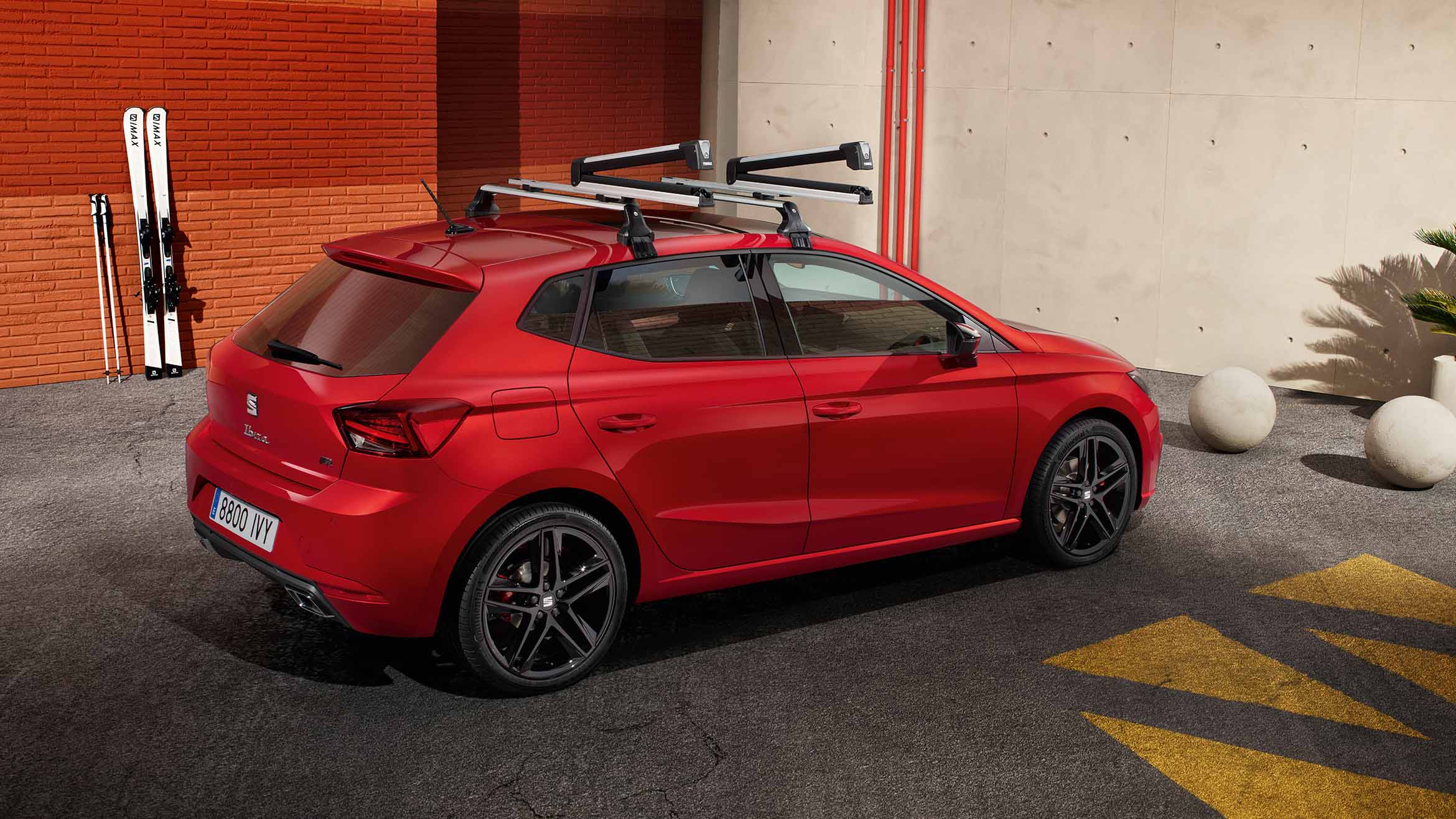 SEAT Ibiza rw kolorze Desire Red bagażnik rowerowy akcesoria
