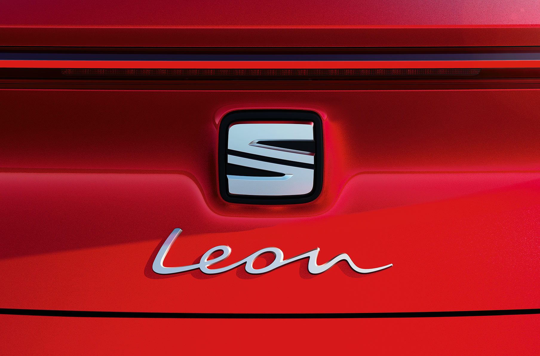 Logo SEAT na klapie bagażnika samochodu marki SEAT