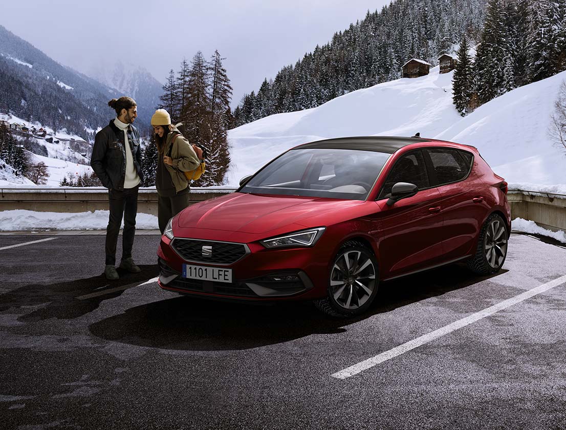 Pięciodrzwiowy SEAT Leon zaparkowany na górskim parkingu 