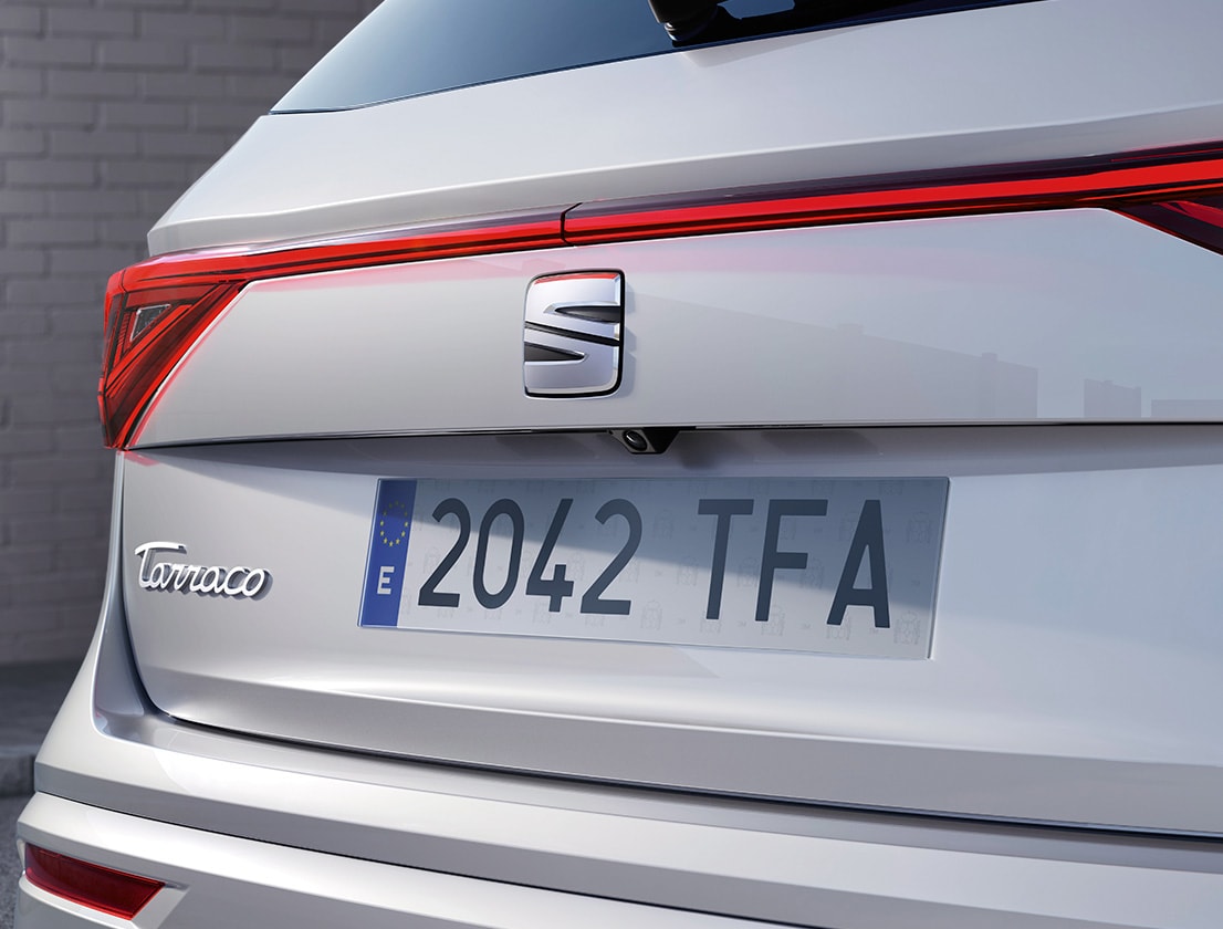 Arrière de la SEAT Tarraco 2024 blanche avec éclairage Full LED arrière