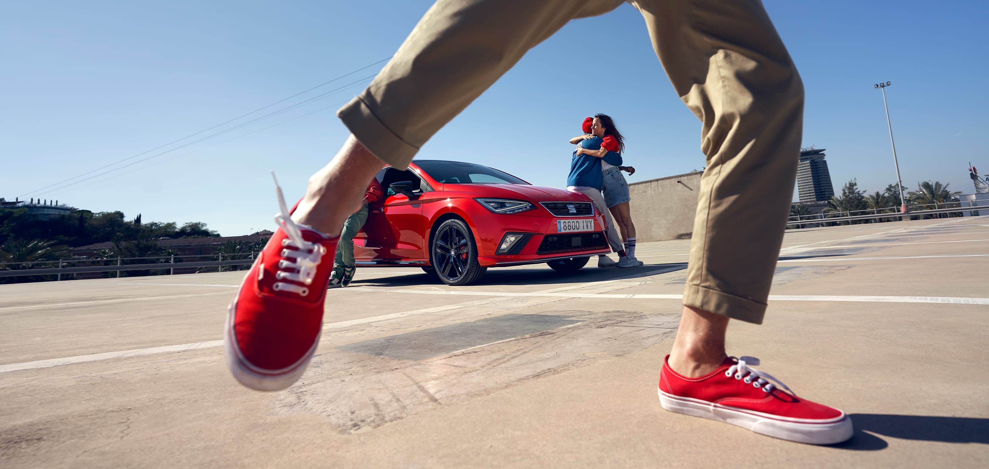 Nowy SEAT Ibiza w kolorze desire red z felgami aluminiowymi