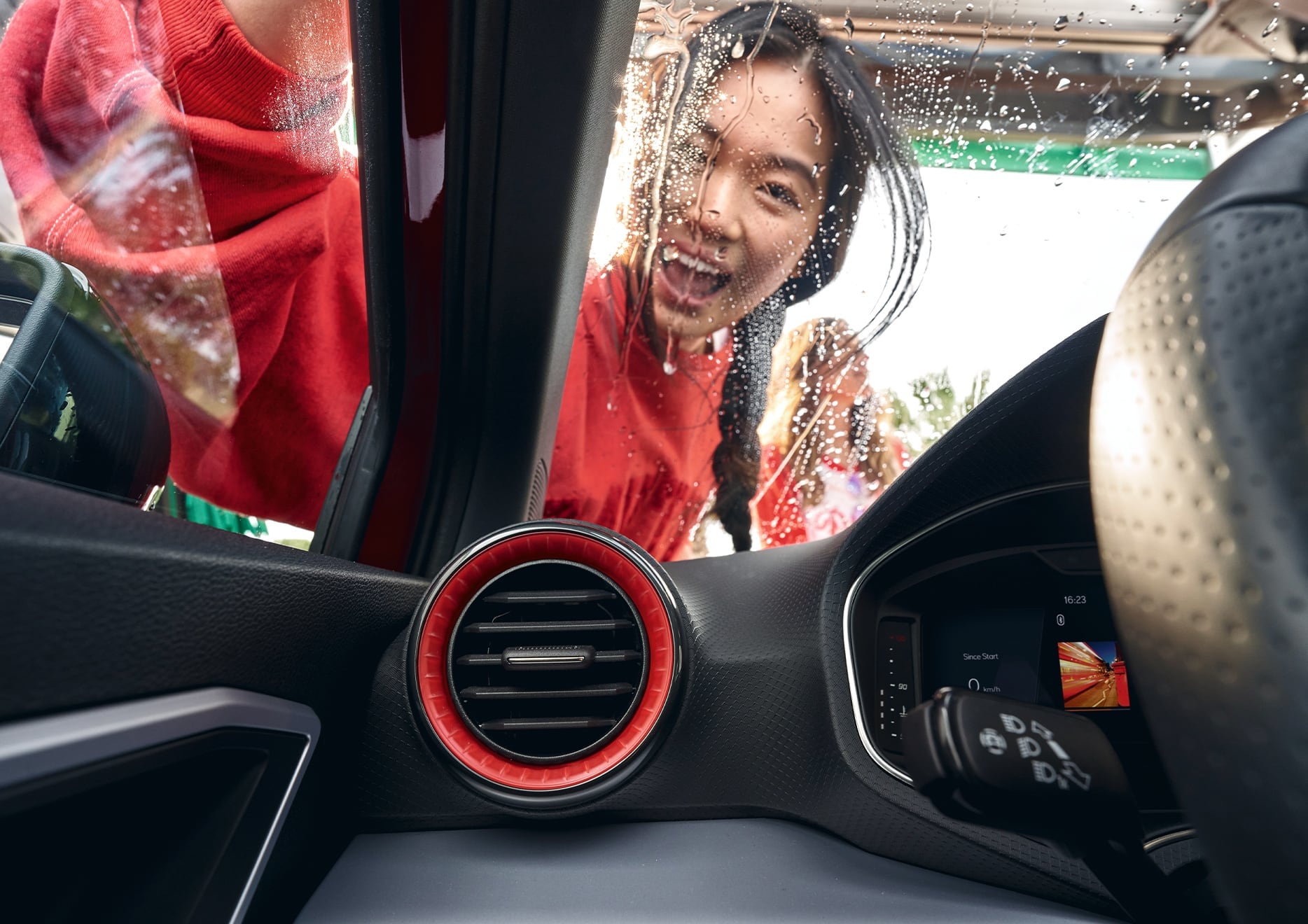 wnętrze SEAT-a Ibiza z kierownicą i podświetlanymi nawiewami wnętrze SEAT-a Ibiza z kierownicą i podświetlanymi nawiewami