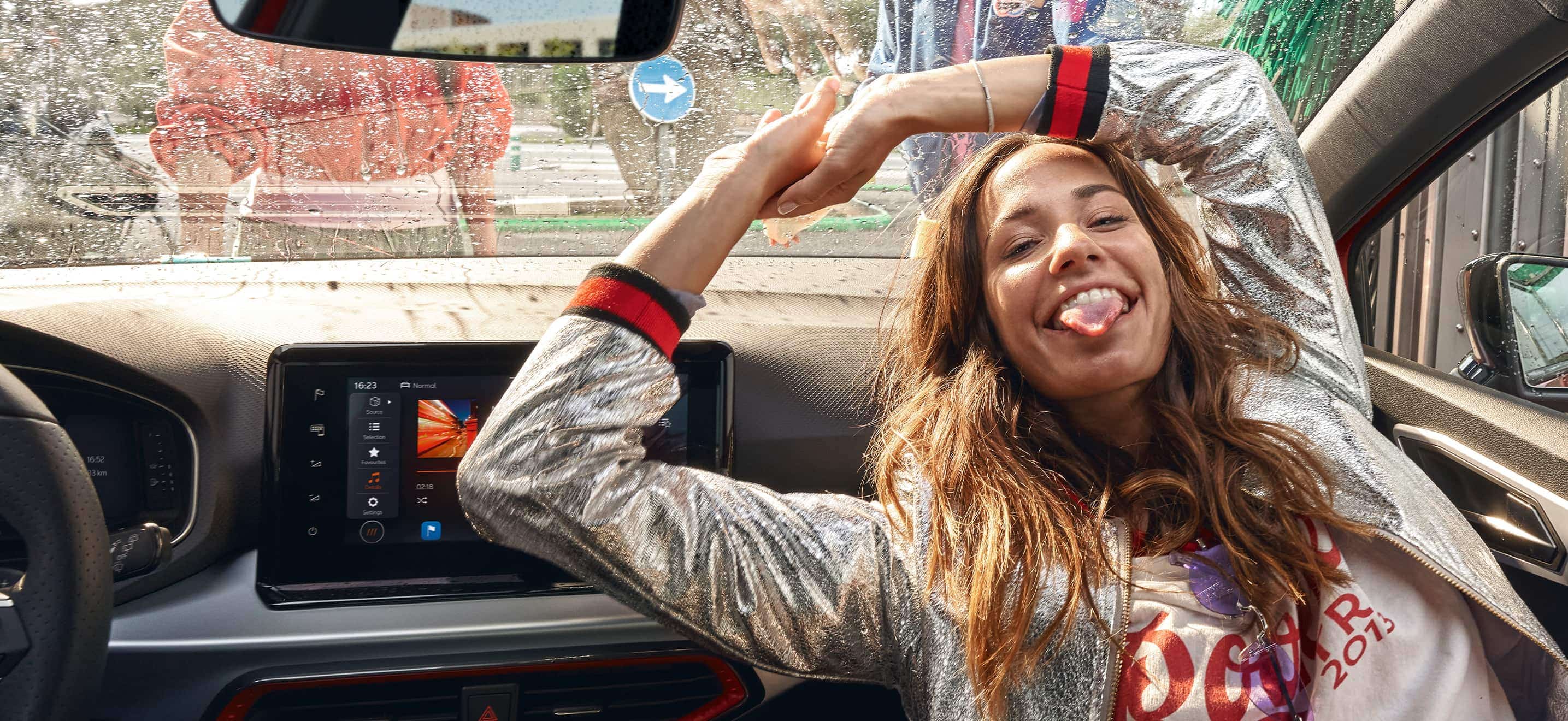 wnętrze SEAT-a Ibiza z widokiem na kierownicę i deskę rozdzielczą wnętrze SEAT-a Ibiza z widokiem na kierownicę i deskę rozdzielczą
