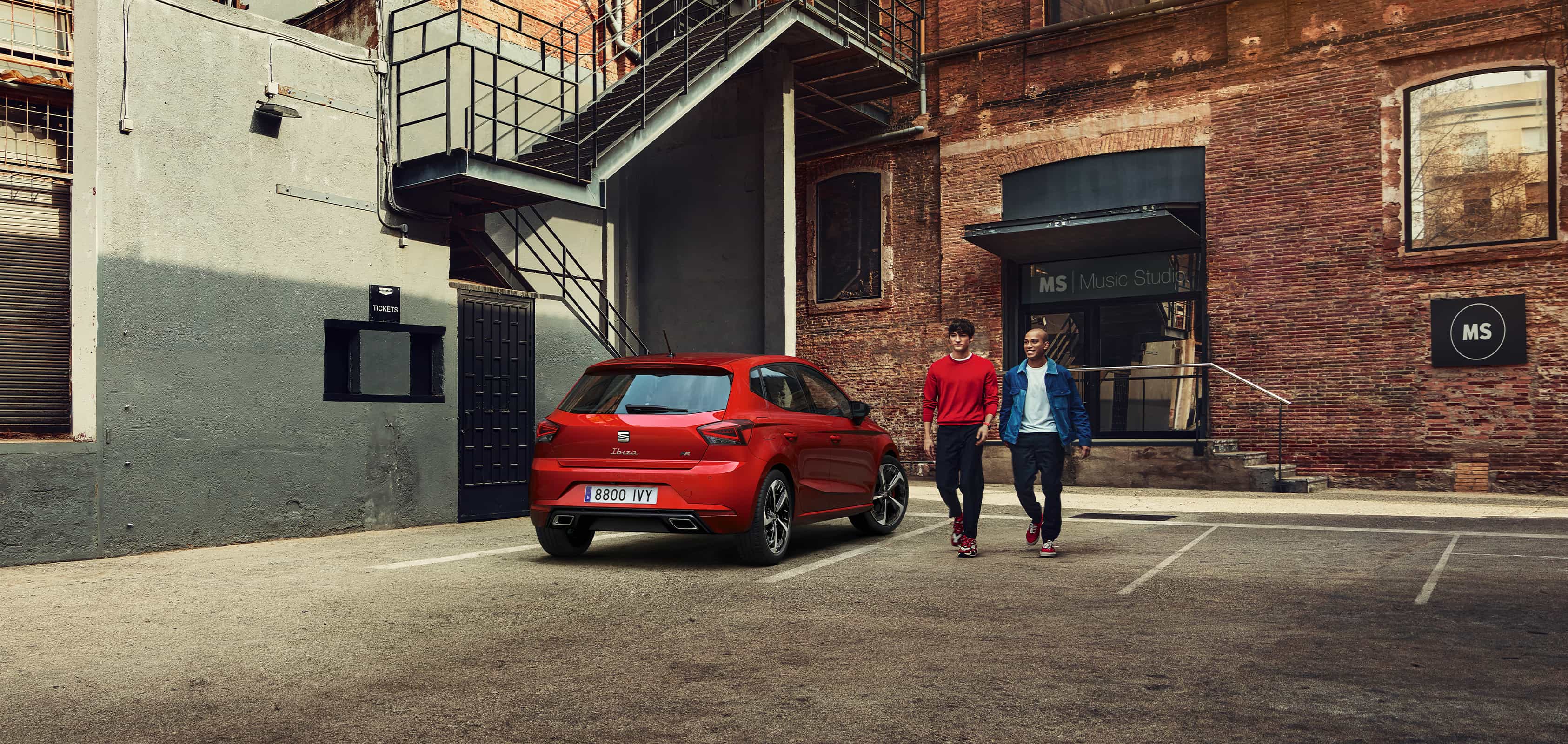Nowy SEAT Ibiza w kolorze desire red, widok z tyłu
