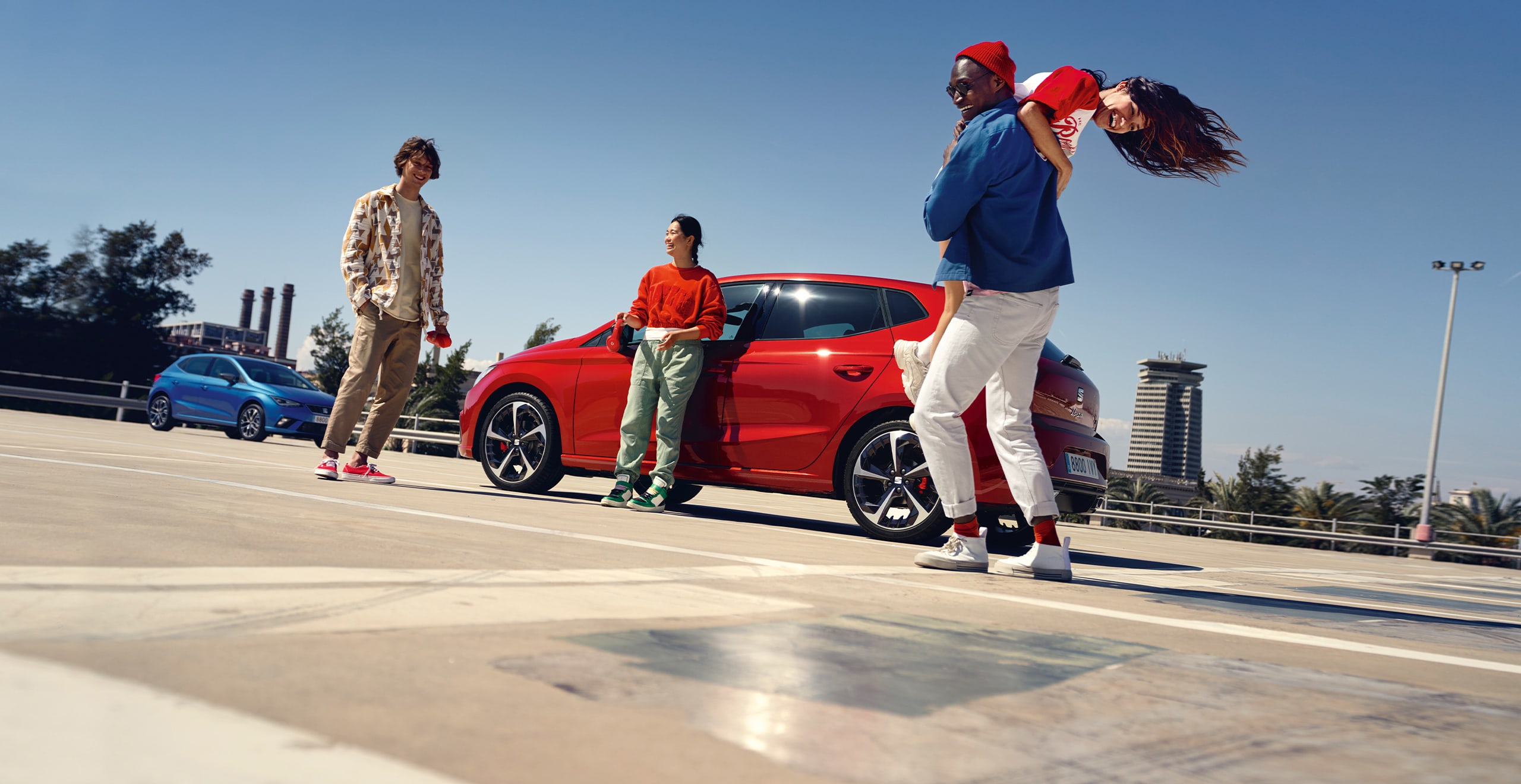 Przyjaciele bawiący się w SEAT Ibiza w kolorze desire red