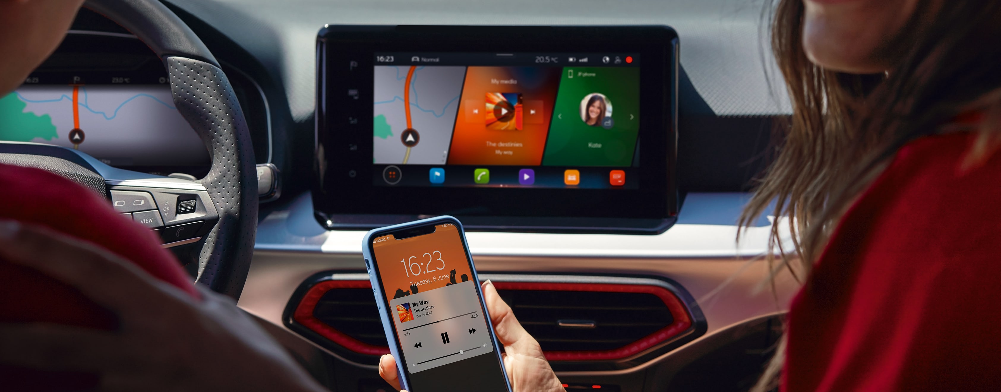 wnętrze SEAT-a Ibiza z kierownicą i ekranem dotykowym