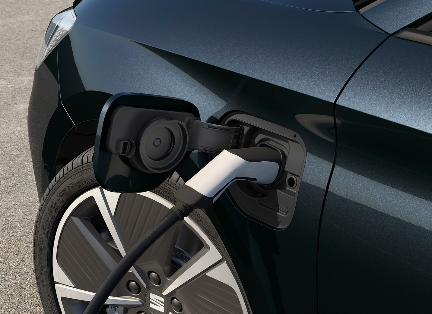 Na jednym ładowaniu akumulatorów nowy hybrydowy SEAT Leon kombi przejedzie 60 km w trybie elektrycznym oraz 800 w hybrydowym
