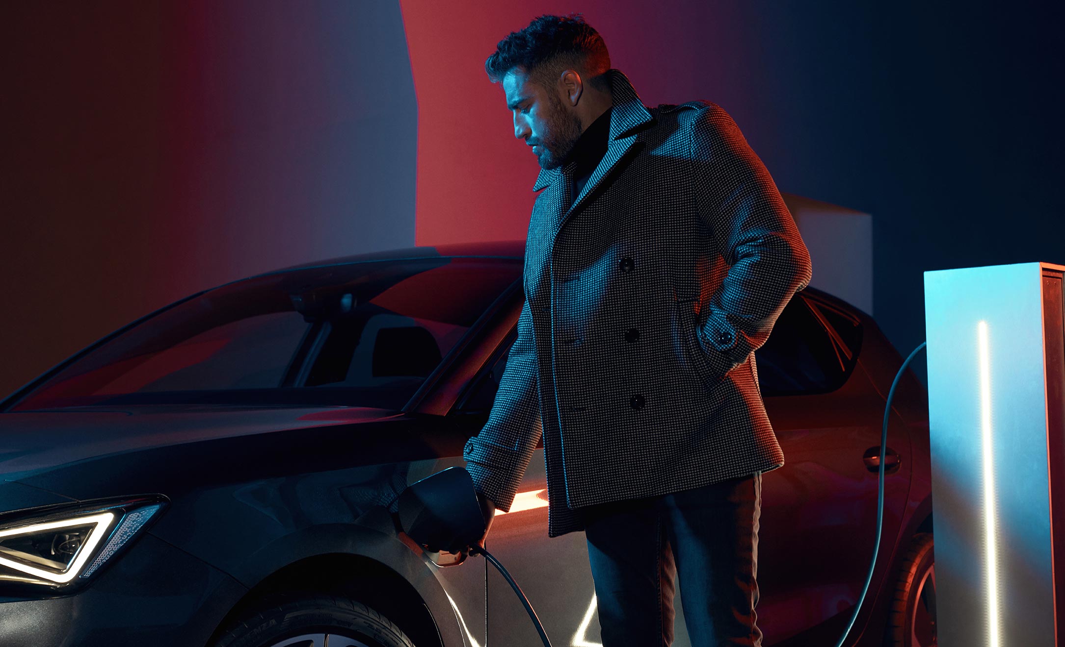 Widok z lotu ptaka na pustą asfaltową drogę pośród drzew odnosi się do bezemisyjnego poruszania się nowej hybrydy SEAT Leon e-HYBRID Sportstourer typu Plug-in