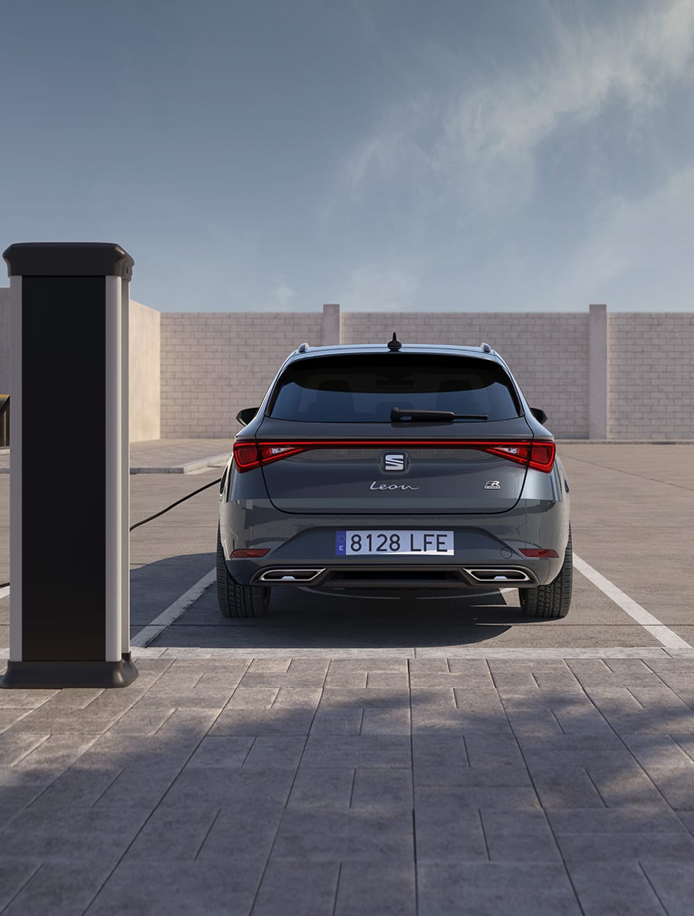 Widok z tyłu na nowego SEATa Leona e-Hybrid Sportstourer 2020, podłączonego do ładowania w specjalnie wyznaczonym miejscu
