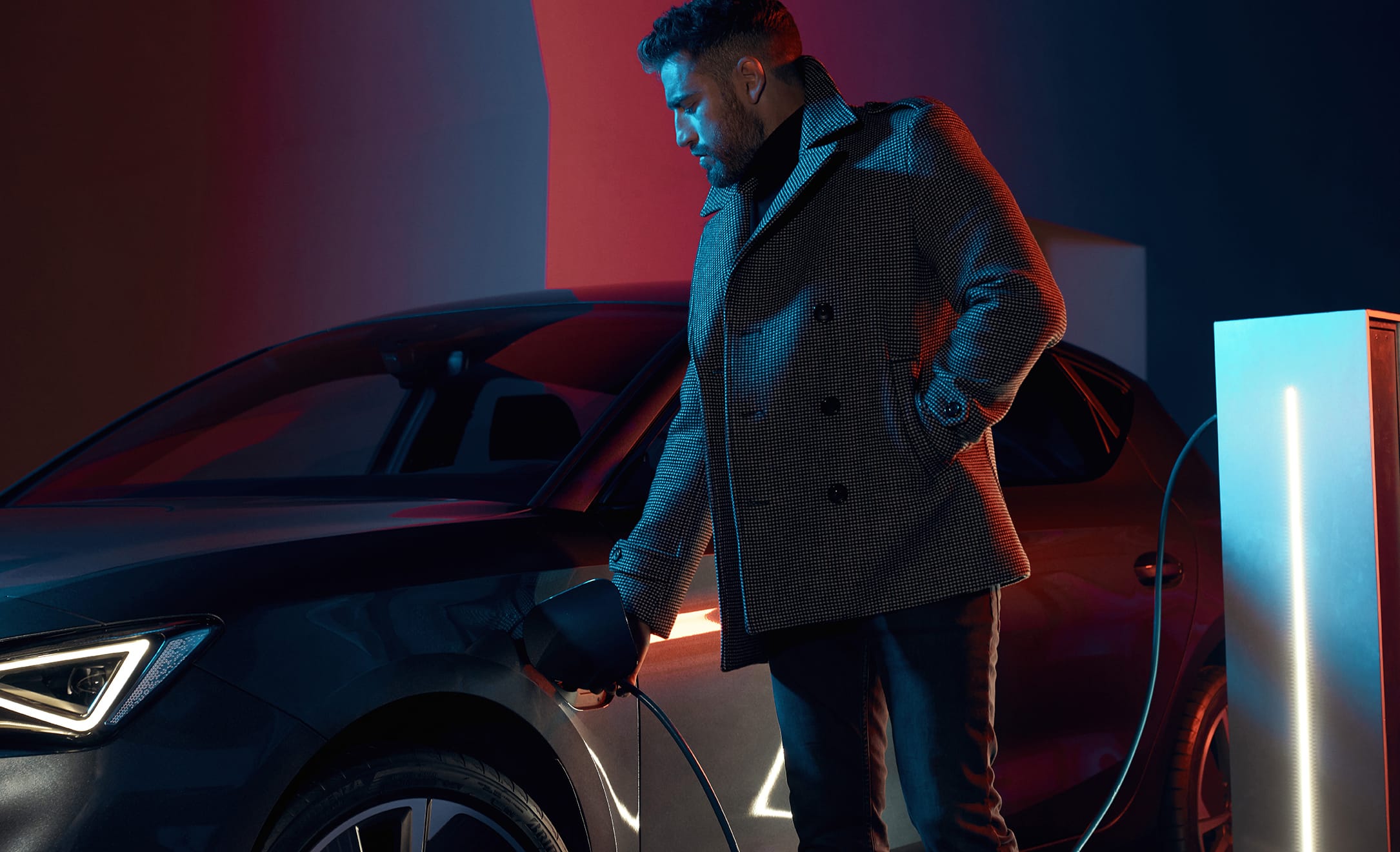 Widok z lotu ptaka na pustą asfaltową drogę pośród drzew odnosi się do bezemisyjnego poruszania się nowej hybrydy SEAT Leon e-HYBRID typu Plug-in