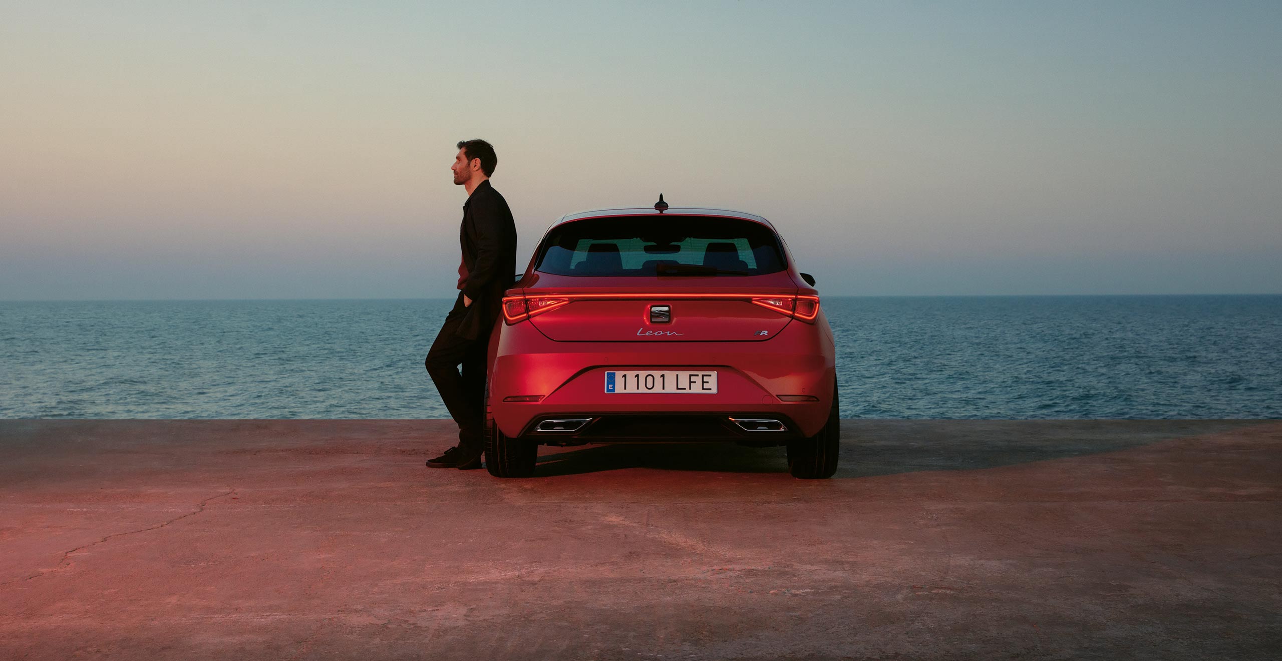 SEAT Leon w kolorze desire red z połączonymi światłami tylnymi