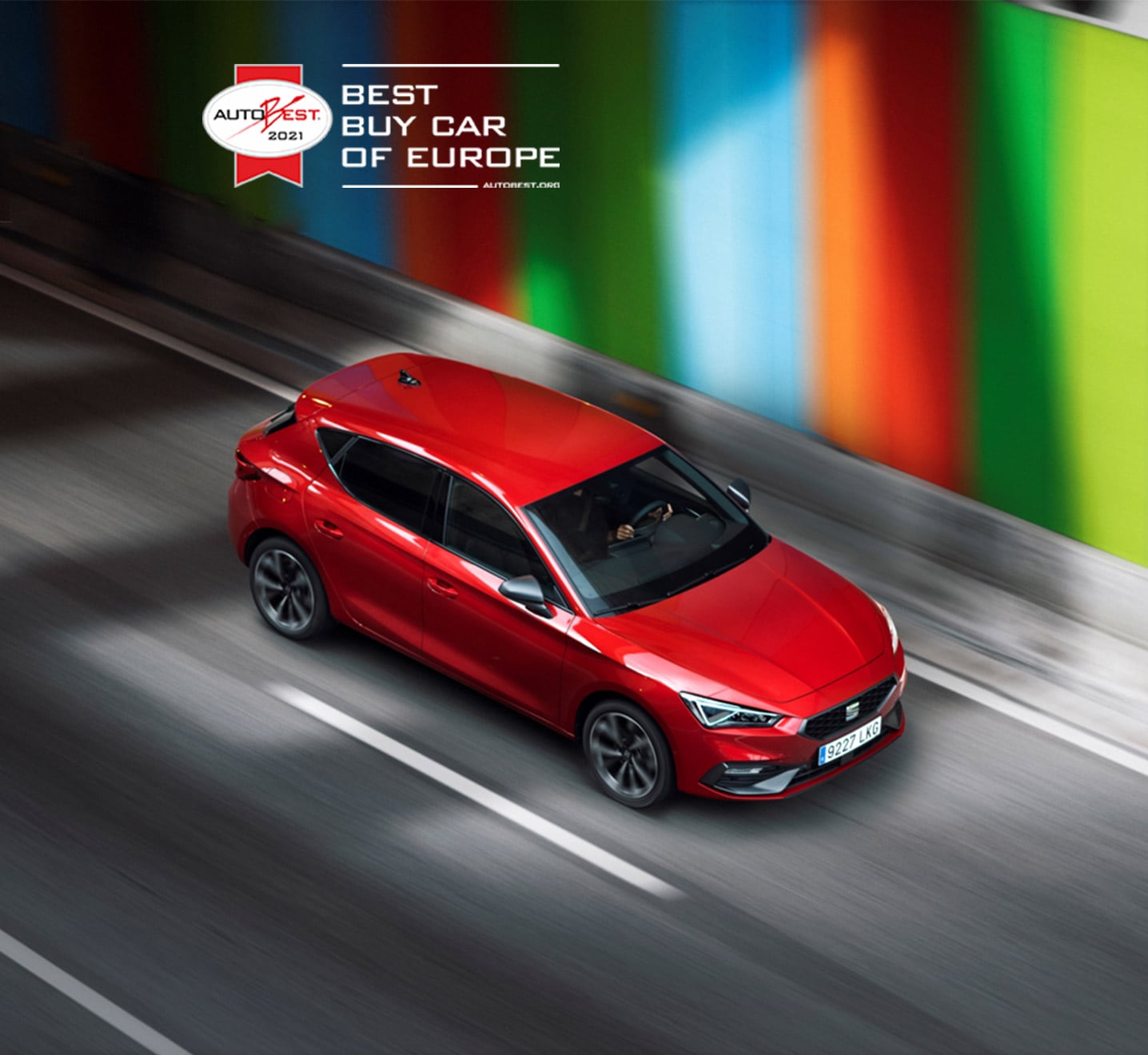 Best Buy Car Of Europe - Dynamiczny hatchback SEAT Leon w kolorze Desire Red w ruchu, widok z góry 