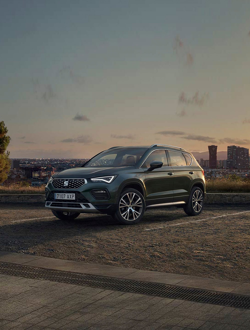 SEAT Ateca w kolorze dark camouflage stoi na parkingu