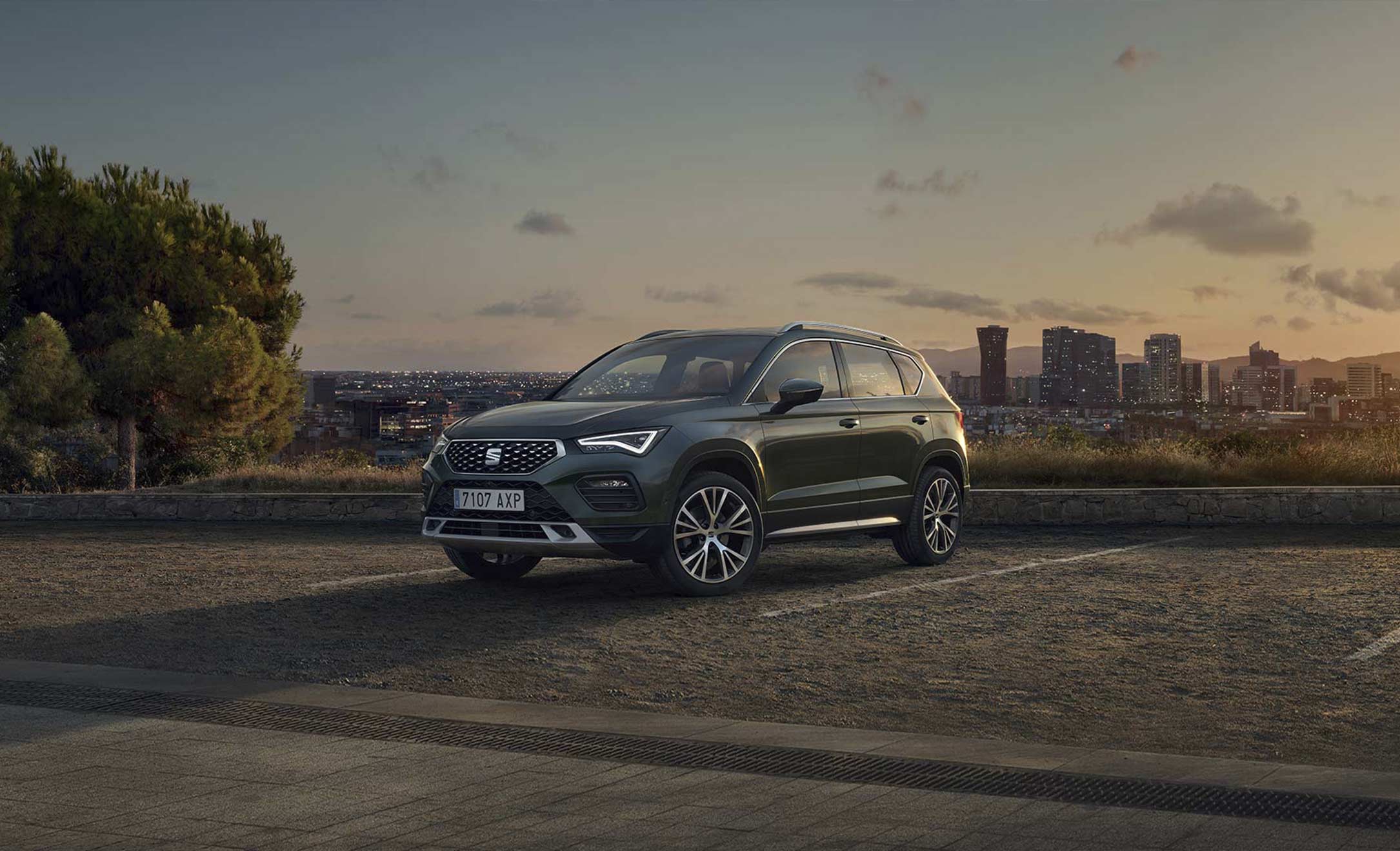 SEAT Ateca w kolorze dark camouflage stoi na parkingu