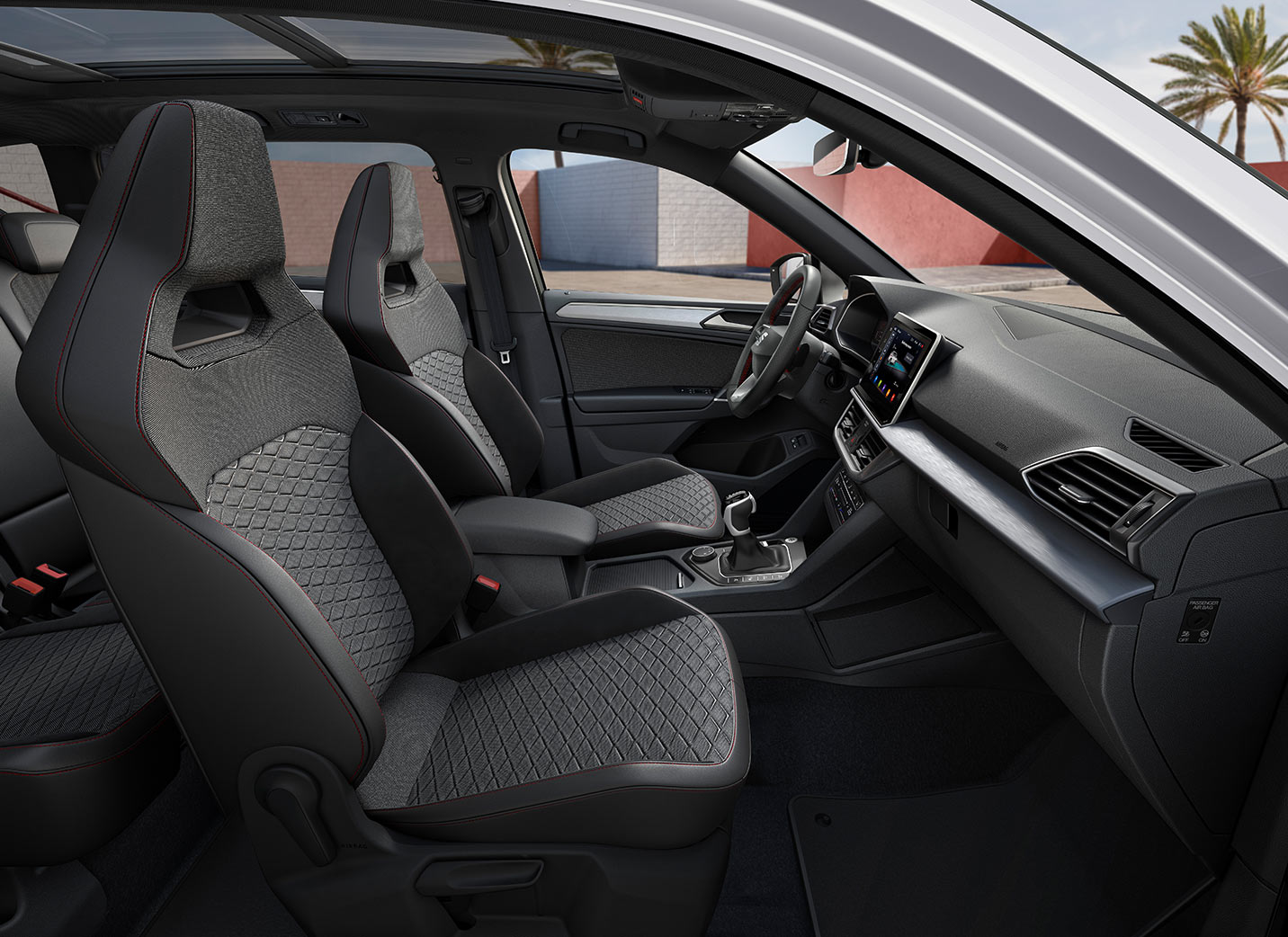 SEAT Tarraco e-HYBRID, sportowe fotele kubełkowe i kierownica 