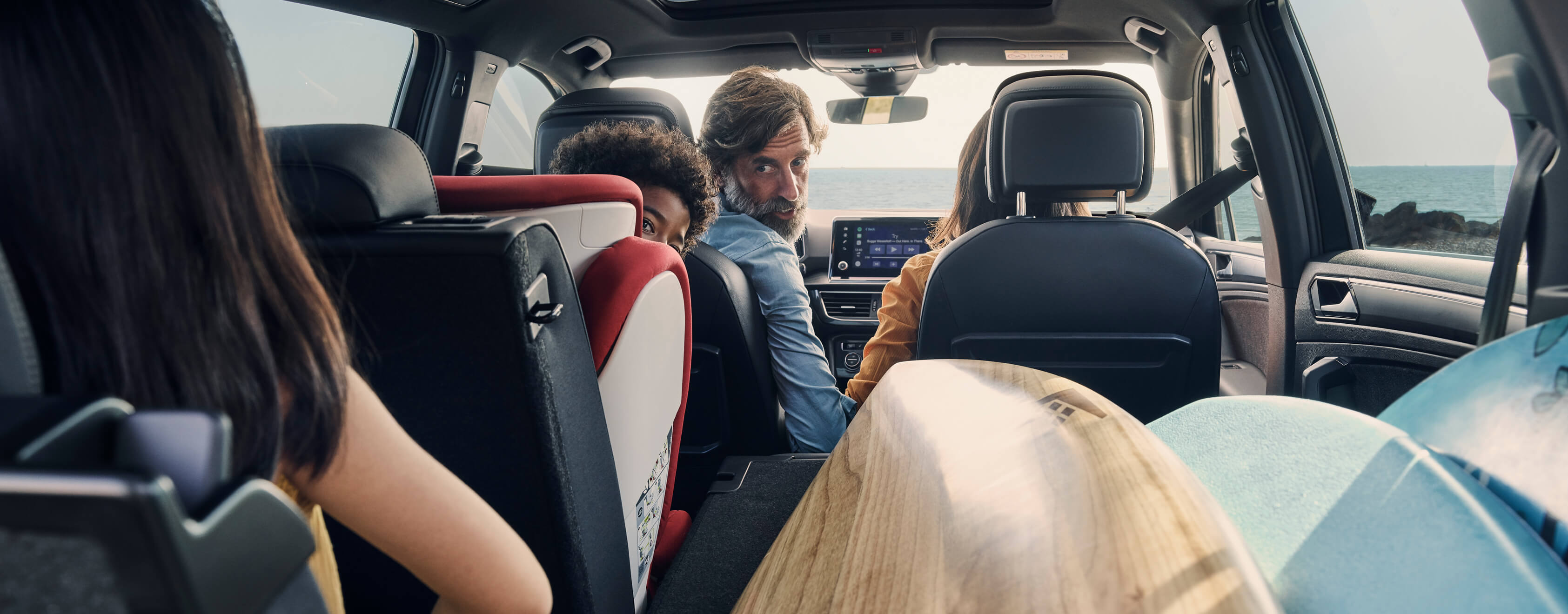 Rodzina komfortowo podróżująca przestronnym 7-osobowym SUVem SEAT Tarraco z dużą ilością bagaży. Do wyboru mają tryby: Comfort, Eco, Sport i Individual dla napędu przedniego oraz dodatkowo Off-Road i Snow dla wersji z napędem 4Drive