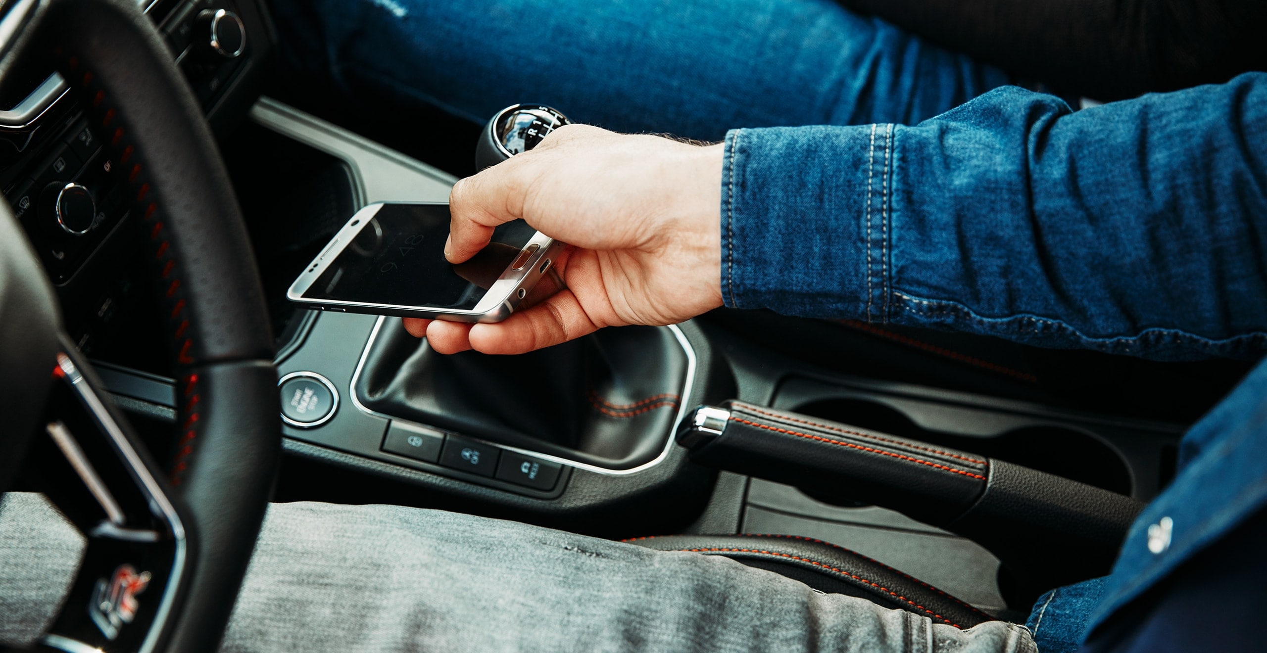 Poser son téléphone dans la voiture