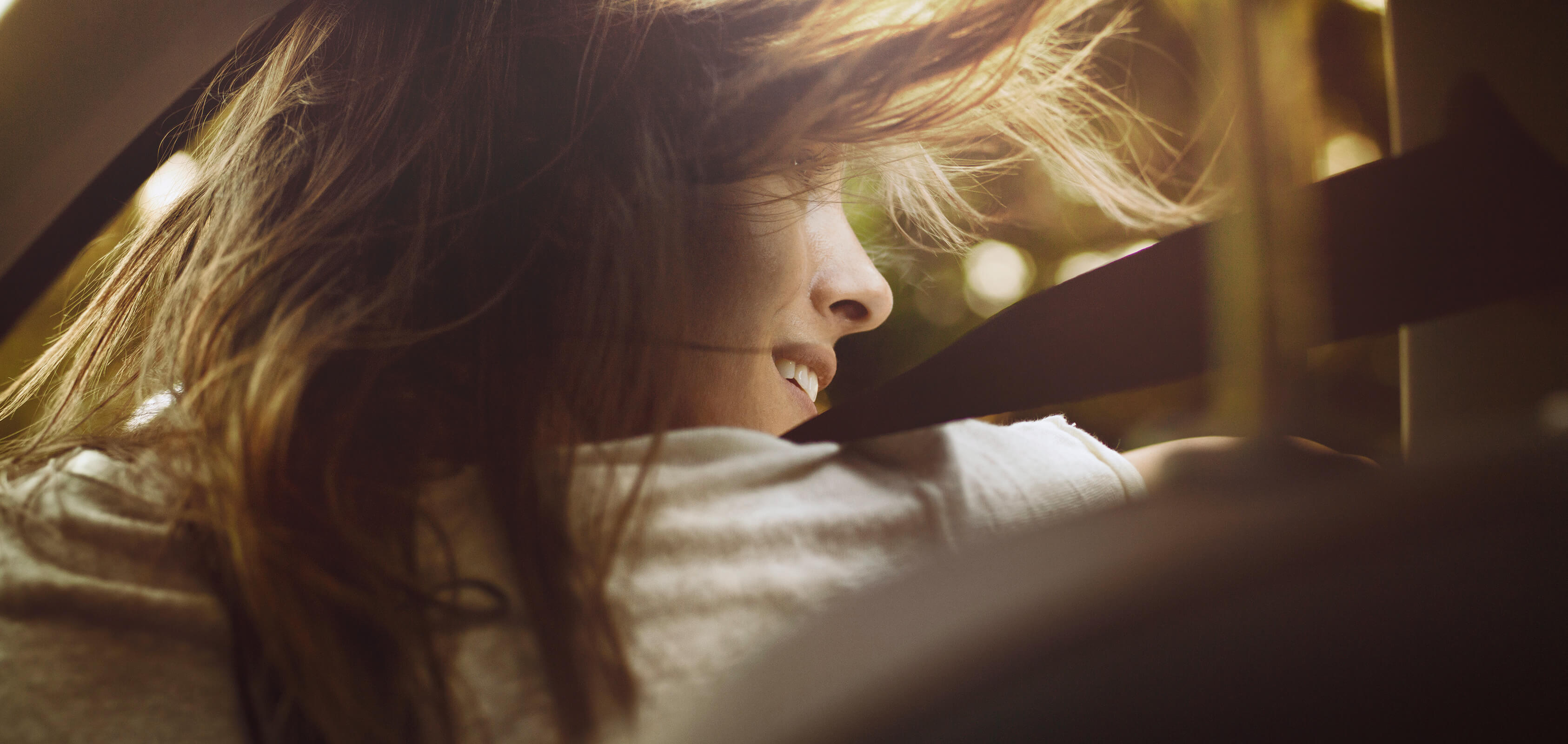 Zdjęcie kobiety z rozwianymi włosami, widok z samochodu SEAT