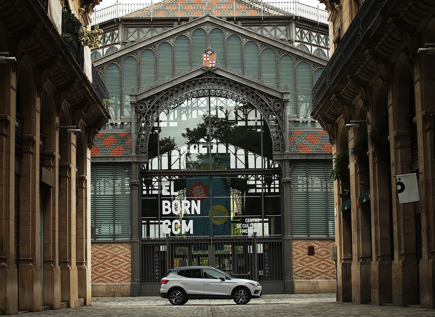 SEAT Polska Kariera – Kultura pracy – SEAT Arona stojący przed El Born Centro Cultural w Barcelonie