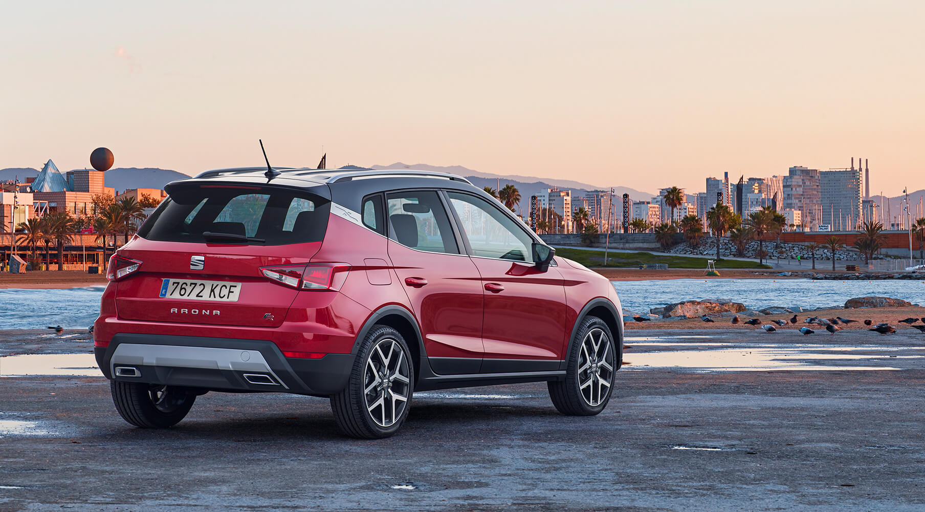 Zaparkowany SEAT Arona na tle morza i miasta - SEAT Arona z nagrodą Red Dot Award 2018 za design