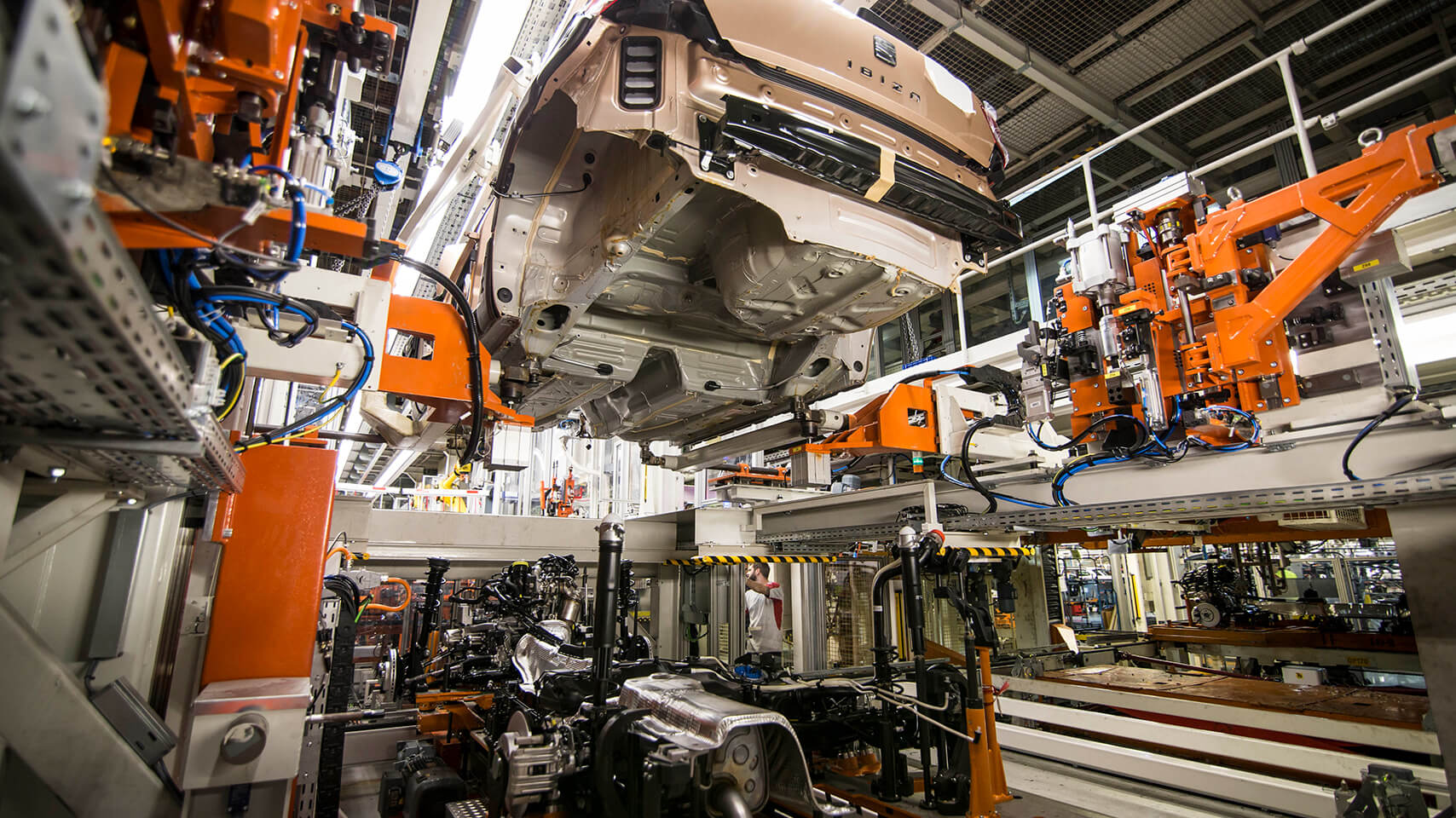 Poruszające się roboty produkcyjne w fabryce SEAT-a