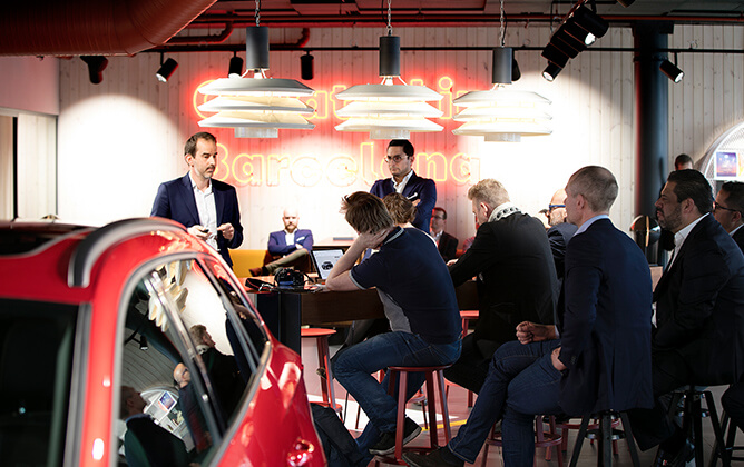 Osoby uczestniczące w wydarzeniu w Norwegii – Jak kupić samochód przez internet w 5 kliknięć