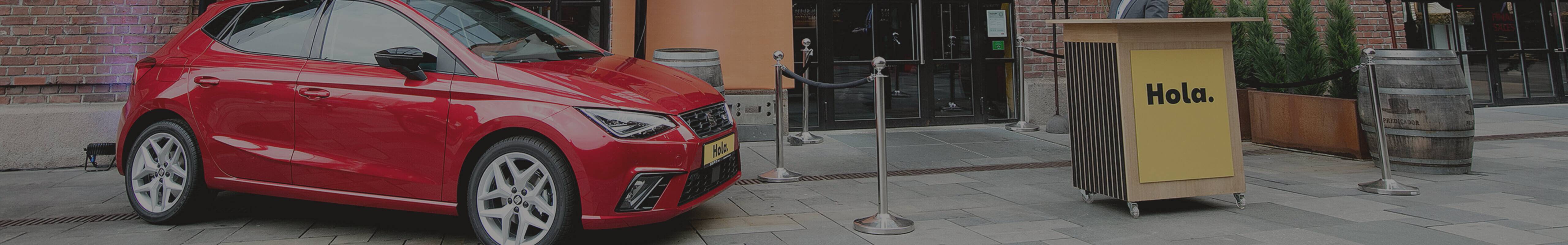 SEAT Ibiza zaparkowany przed lokalizacją wydarzenia organizowanego przez norweskiego SEAT-a – Jak kupić samochód przez internet w 5 kliknięć