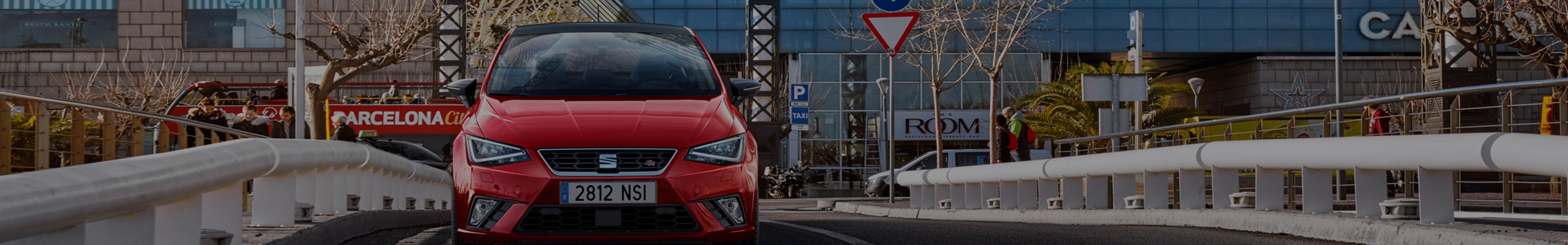 SEAT Ibiza FR przjeżdzający przez kładke w Barcelonie