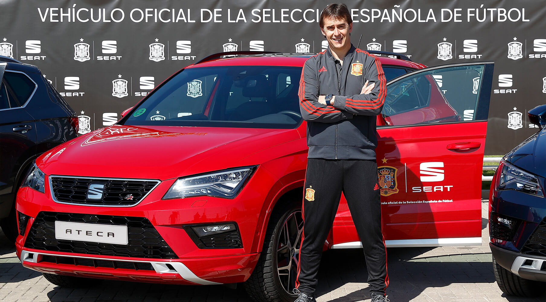 Zdjęcie trenera hiszpańskiej drużyny narodowej Lopetegui z SEAT-em Ateca – SEAT sponsorem piłkarskiej reprezentacji Hiszpanii