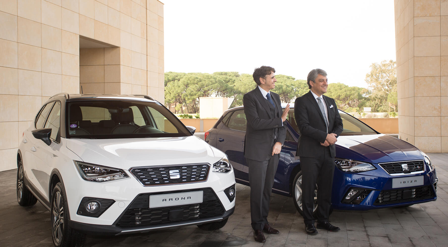 SEAT promuje samochody z instalacją CNG w Algierii – Prezes Lica de Meo i wiceprezes Klaus Ziegler pozujący do zdjęcia z dwoma modelami SEAT-a