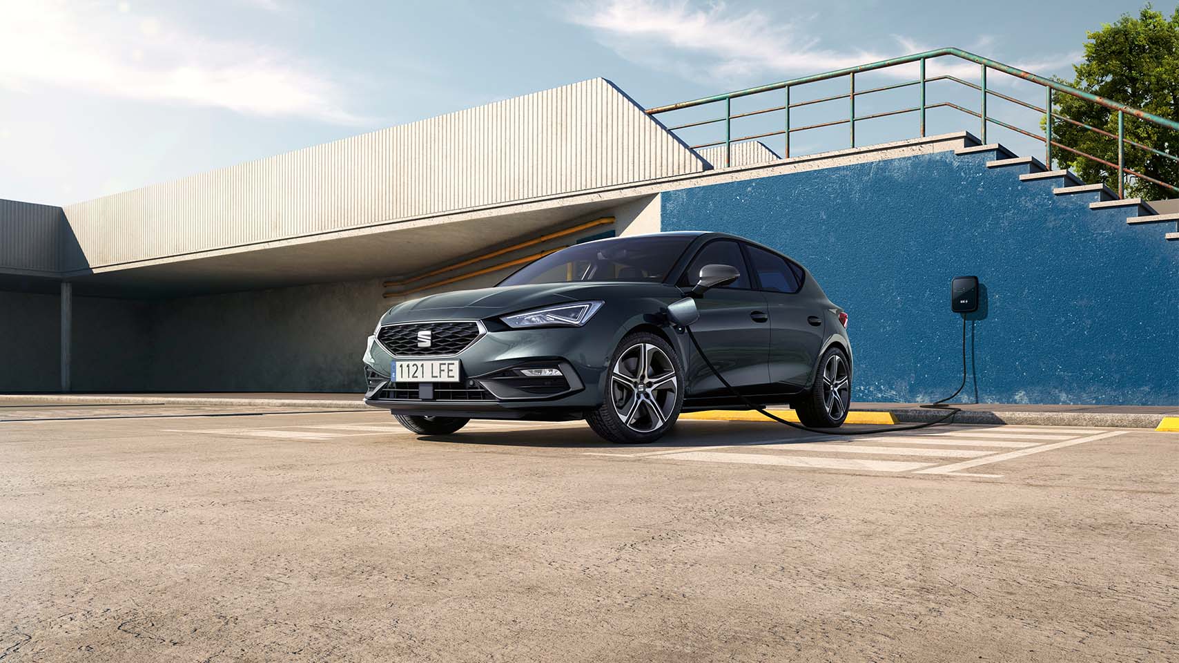 Seat leon ładowany na publicznym parkingu za pomocą ładowarki ściennej