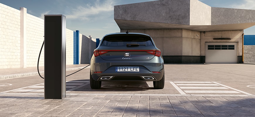 Seat leon phev na stacji ładowania, widok pojazdu z tyłu