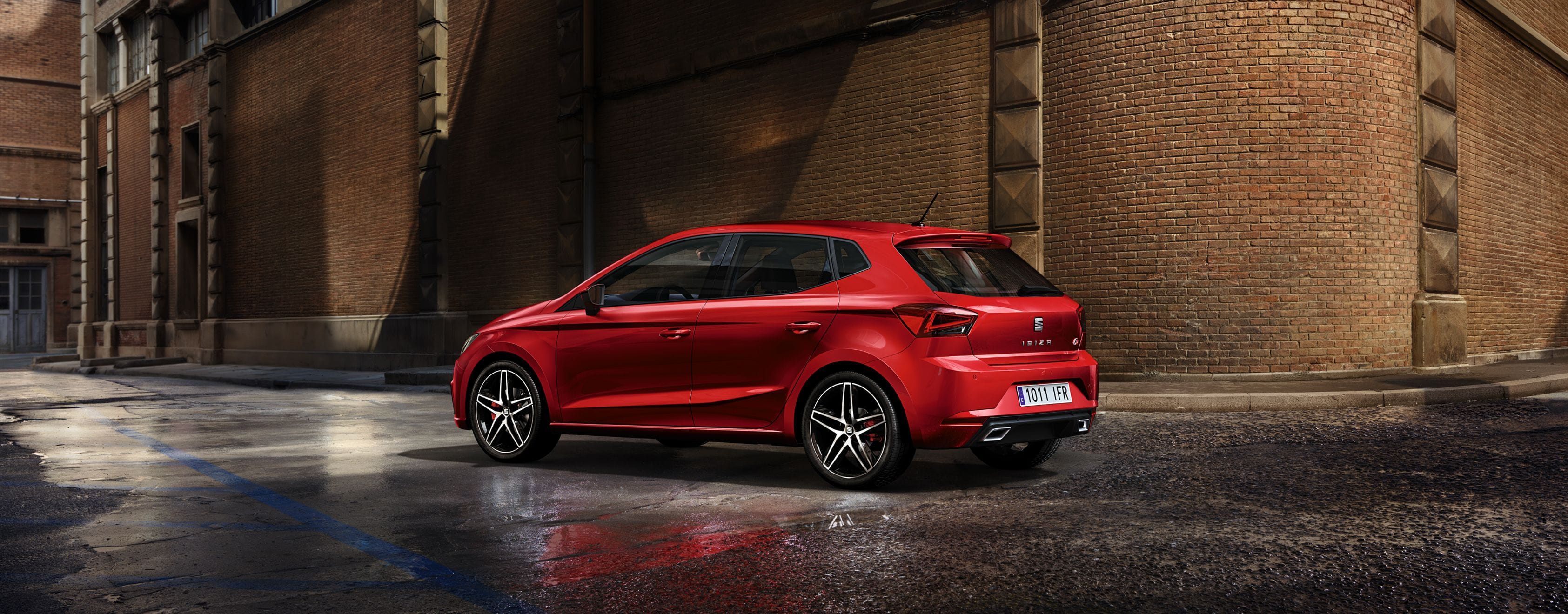 SEAT Ibiza w kolorze Mystic Magenta – widok z tyłu pod kątem