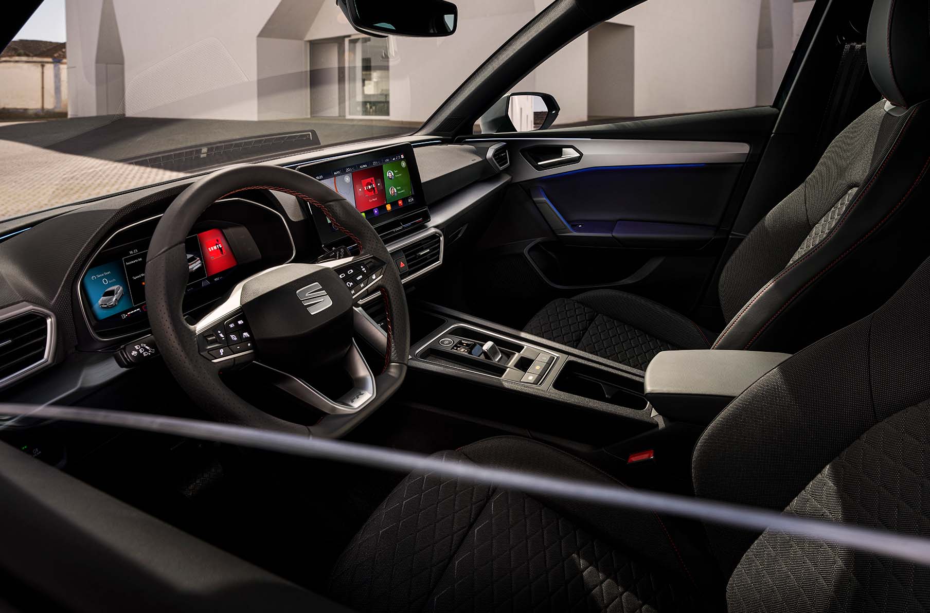 Wnętrze SEAT-a Leona Sportstourer: dobrze widoczna kierownica wielofunkcyjna