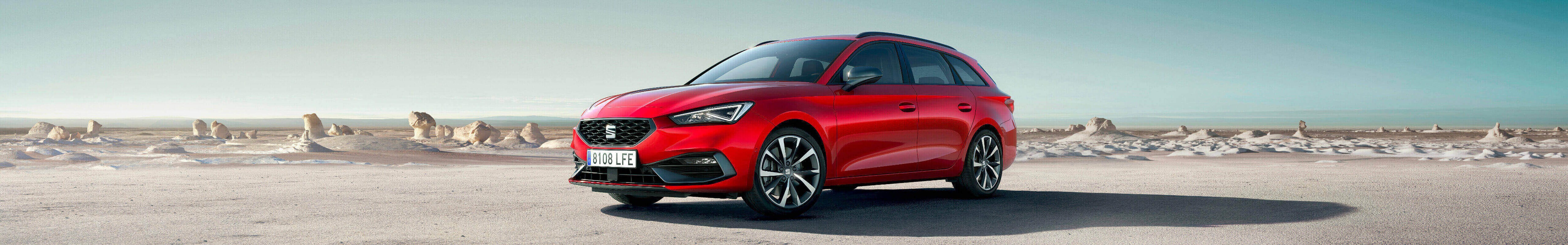 Seat Ateca, jeden z pojazdów Seat wycofanych z eksploatacji (ELVS), zaparkowany na pustej drodze, w towarzystwie dużych kamieni