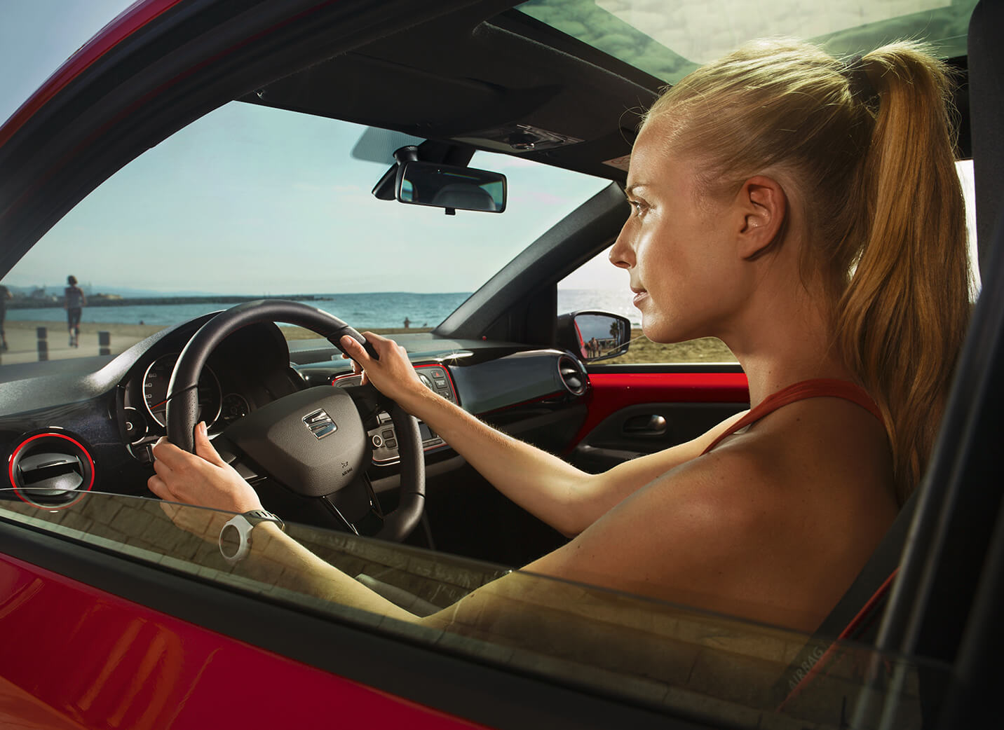 SEAT Serwis i przeglądy – wsparcie każdego dnia – kobieta jadąca czerwonym SEAT-em