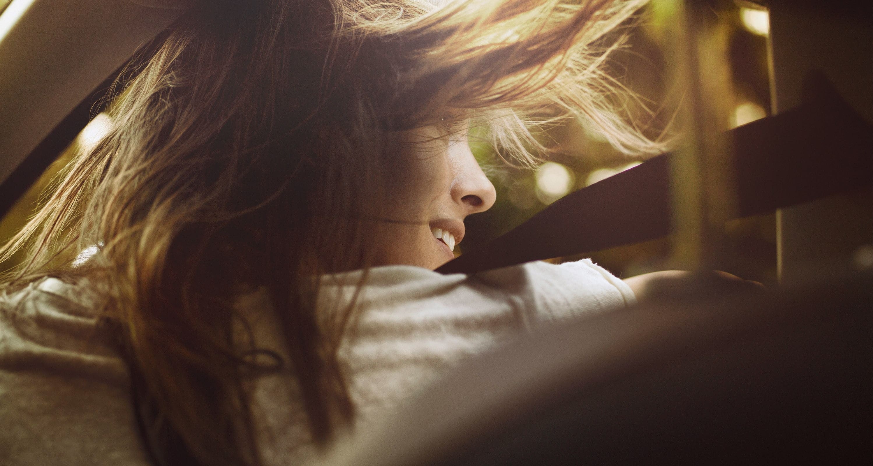 Program Gwarancyjny SEAT Care – zdjęcie kobiet wychodzącej z samochodu z wiatrem we włosach